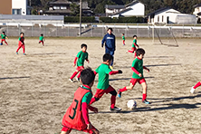 ZYG FCの子どもたちがサッカーをする画像